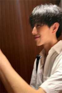 女主穿越双胞胎