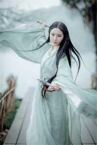 阳光洒在花瓣上扩句